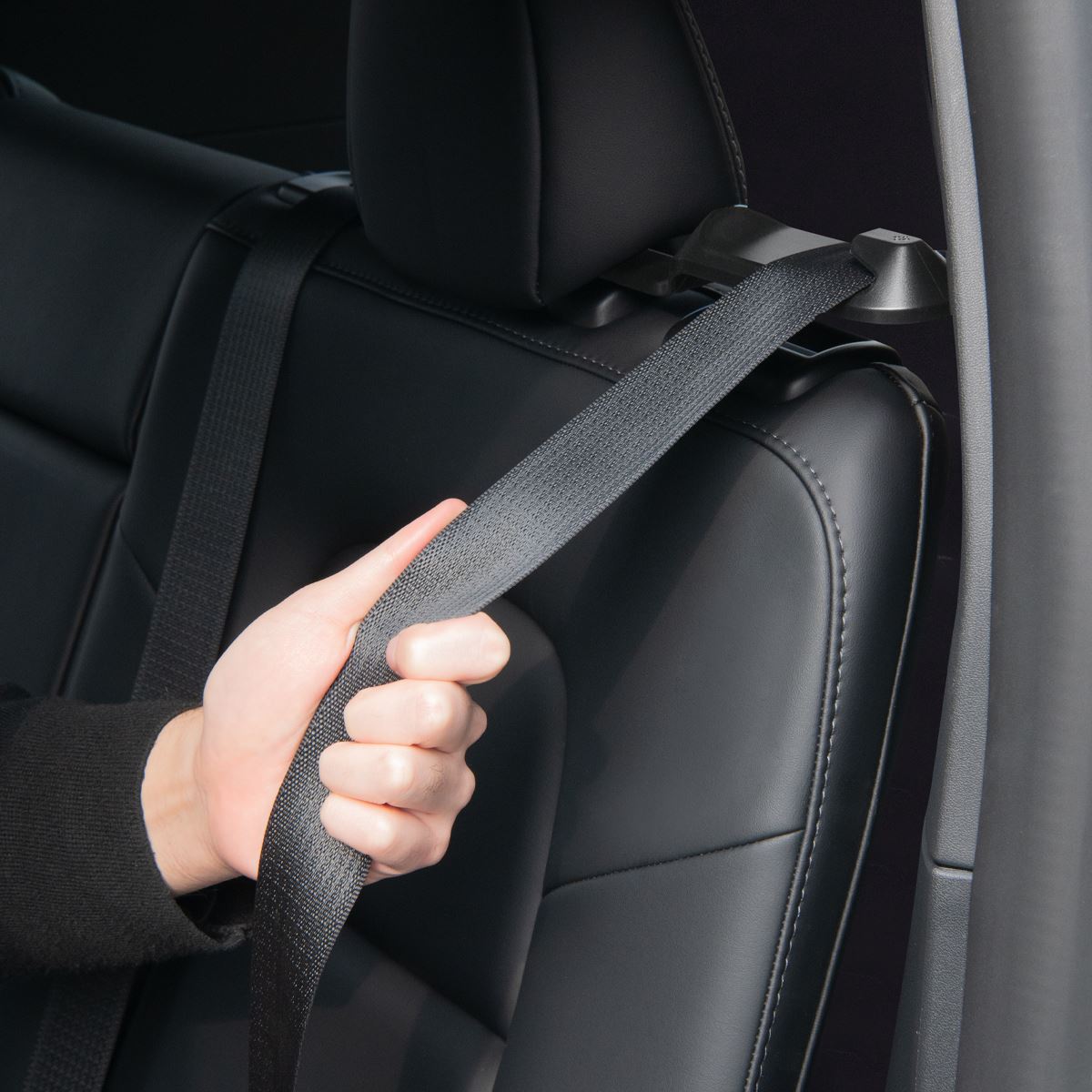 Spigen Tesla Backseat Seatbelt Holder, black -  Tesla Model Y (6)