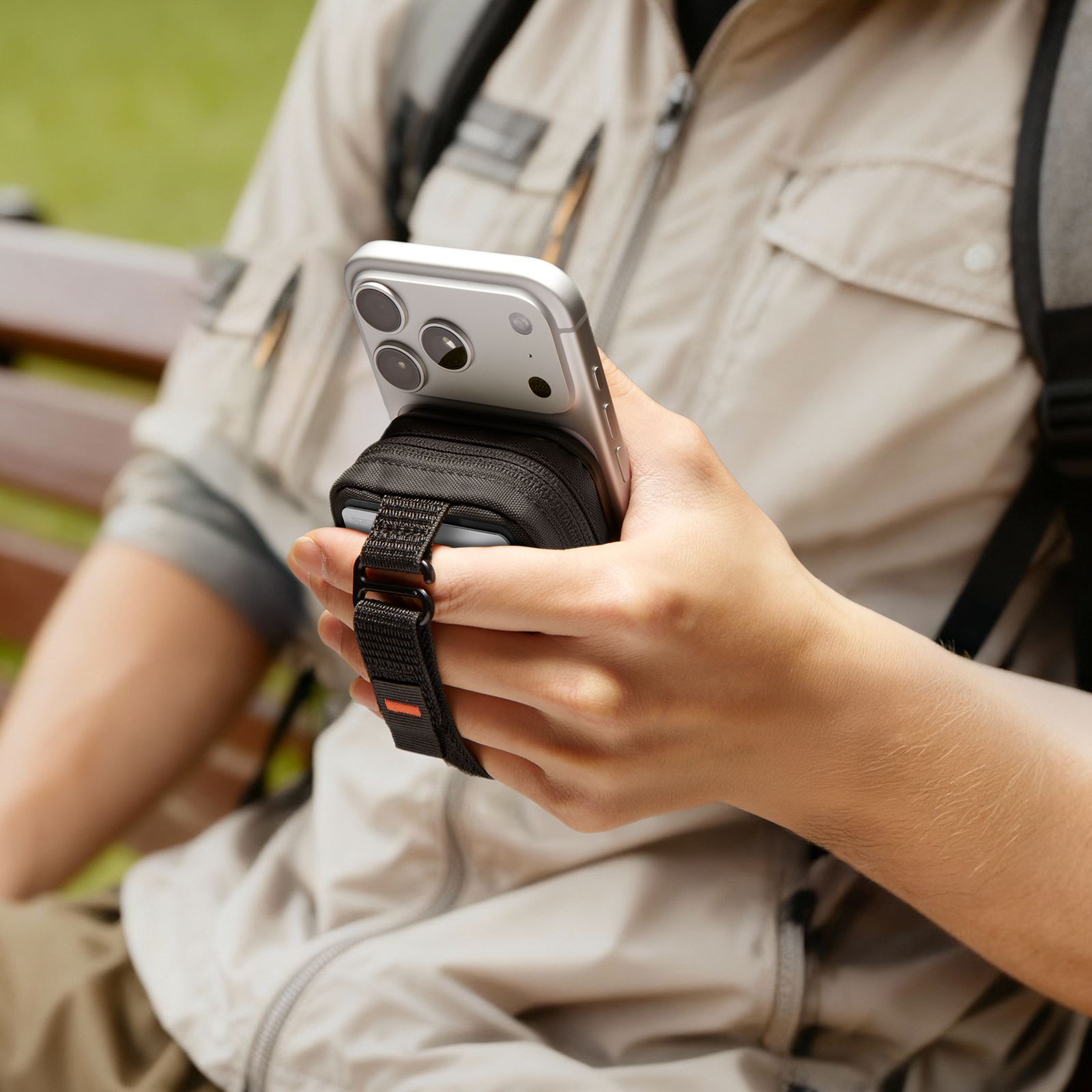 Spigen Portable Organizer Pouch TintapZip MagSafe, black (15)